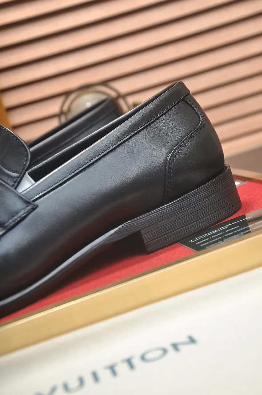 Men's men's shoes 💰540💶 [LV] (original single cowhide lining) 🍀LV's latest genuine leather business suit shoes are launched simultaneously on the official website. The first-layer cowhide imported from Italy is made of heavy gold, 💥official website 1:1 rubber outsole. Versatile to wear, high-end without losing class, and the color combination is extraordinary. This four-season style is alluring when worn on your feet, showing off your big-name flair. Standard code 38-45 (45 customized)